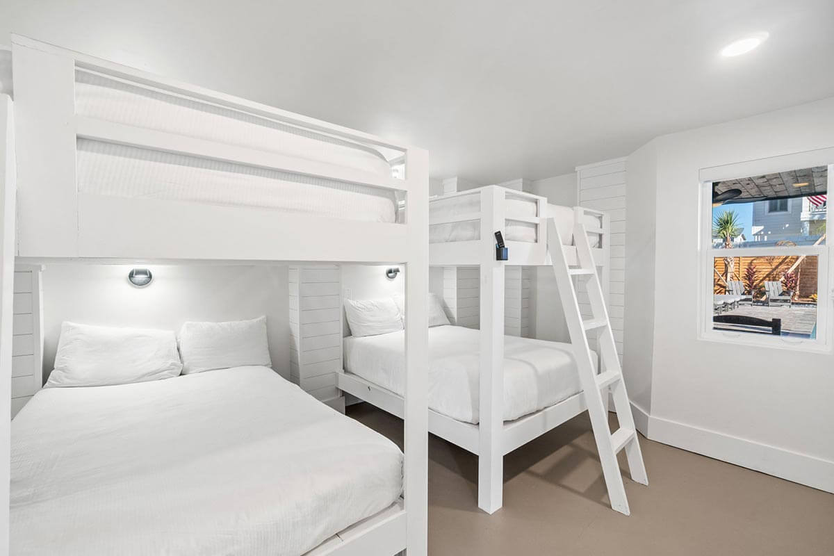 Guest House - 1st Floor Bunk Room ( 2 Queen/Queen) sleeps 8