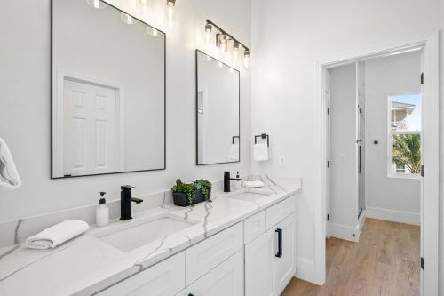 Destin Vacation Rental for Large Groups | Primary Suites with Ensuite Bathrooms